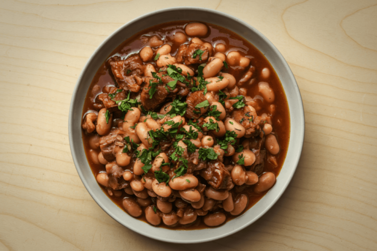 Pánev s klobásou a fazolemi